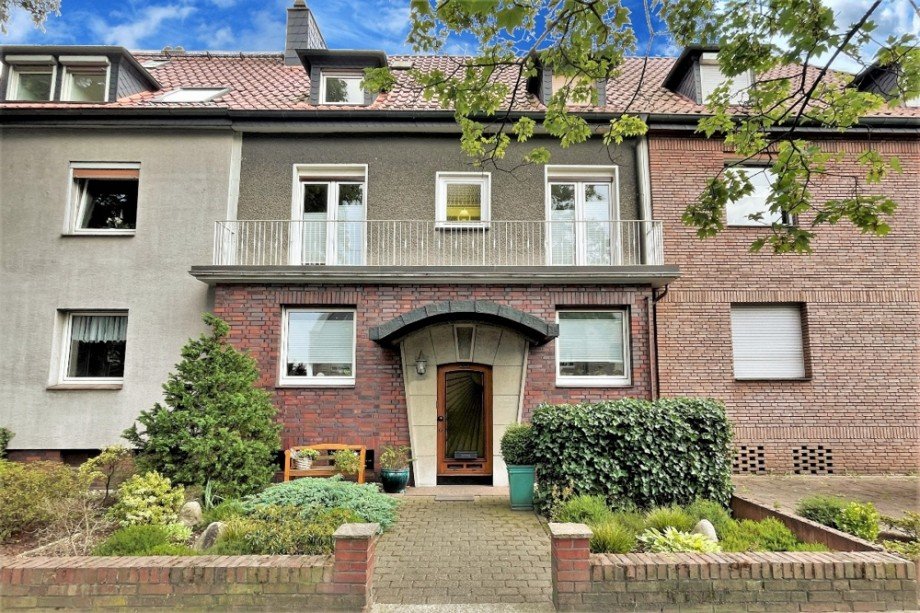 (2) Der Eingangsbereich der Immobilie Mehrfamilienhaus Bottrop / Eigen