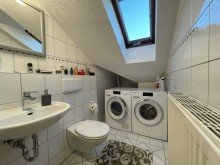 (19) Hier zun�chst ein Blick in das G�ste WC inkl. Waschmaschinenanschluss iTH: Wohnen �ber den D�chern - lichtdurchflutete 4,5-Zimmer-ETW mit Kamin, Balkon & Garage