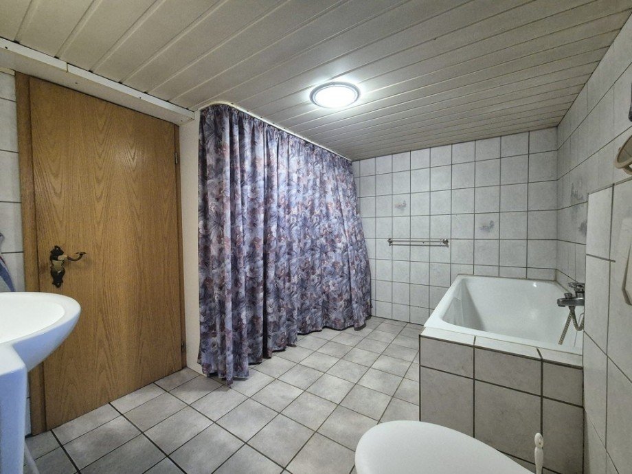 (19) Das Badezimmer aus einem weiteren Blickwinkel (Nfl.) Reiheneckhaus Bottrop / Fuhlenbrock