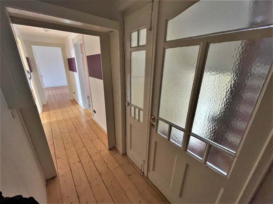 (16) Der Wohnungseingangsbereich im zweiten Obergeschoss Mehrfamilienhaus M�lheim an der Ruhr / Speldorf