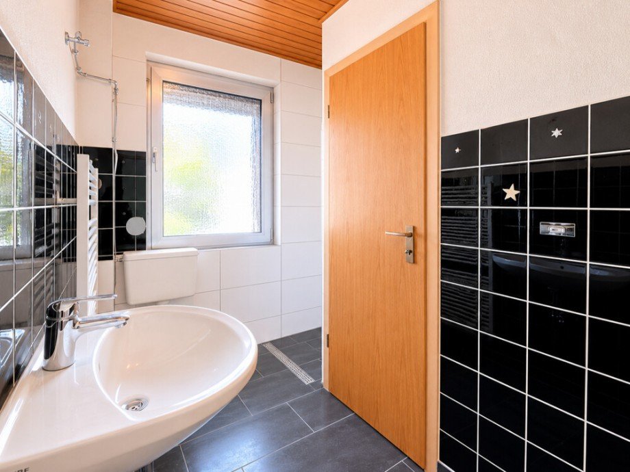 (16) Hier ein Blick in das Badezimmer im Obergeschoss Reihenmittelhaus Bottrop / Batenbrock