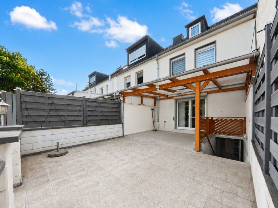 (11) Die Terrasse ist teil�berdacht und bietet weiterhin einen praktischen Kellerabgang Reihenmittelhaus Bottrop / Batenbrock