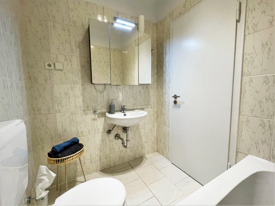 (13) Zentral im Wohnungsflur gelegen befindet sich das Badezimmer Etagenwohnung Bottrop / Boy