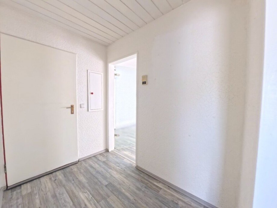 (7) Der Wohnungsflur mit Blickrichtung Wohnungseingangst�r Etagenwohnung Bottrop / Fuhlenbrock