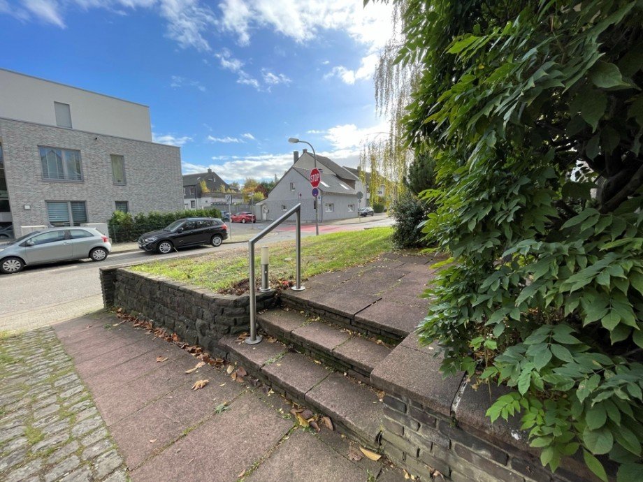 (2) Seitlich an der PKW Einfahrt gelegen befindet sich die Zuwegung zum Hauseingang Einfamilienhaus Bottrop / Stadtmitte