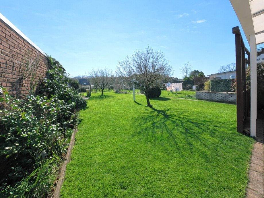 (14) Ein Ausblick in die angrenzenden Gartenfl�chen Einfamilienhaus Bottrop / Feldhausen