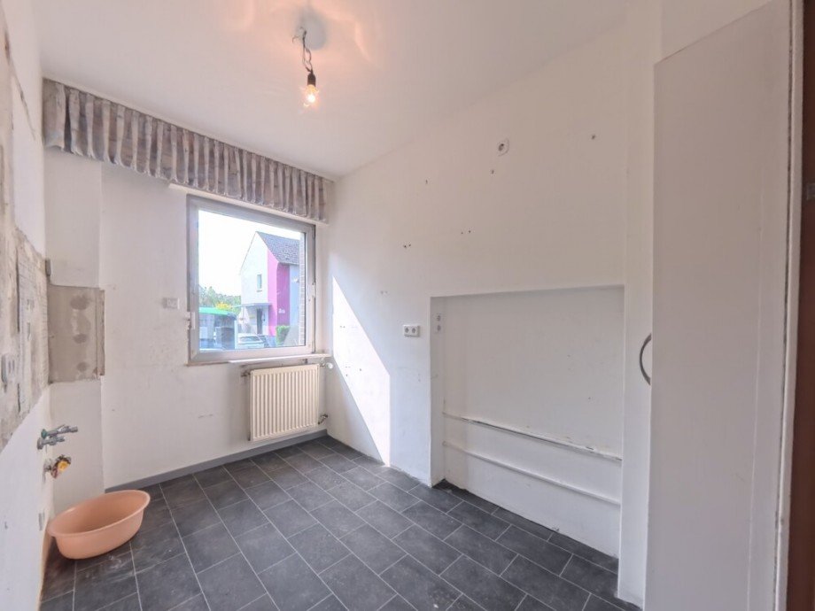 (6) Hier blicken wir in die m�gliche K�che auf der Geb�udevorderseite Doppelhaush�lfte Oberhausen / Klosterhardt-Nord