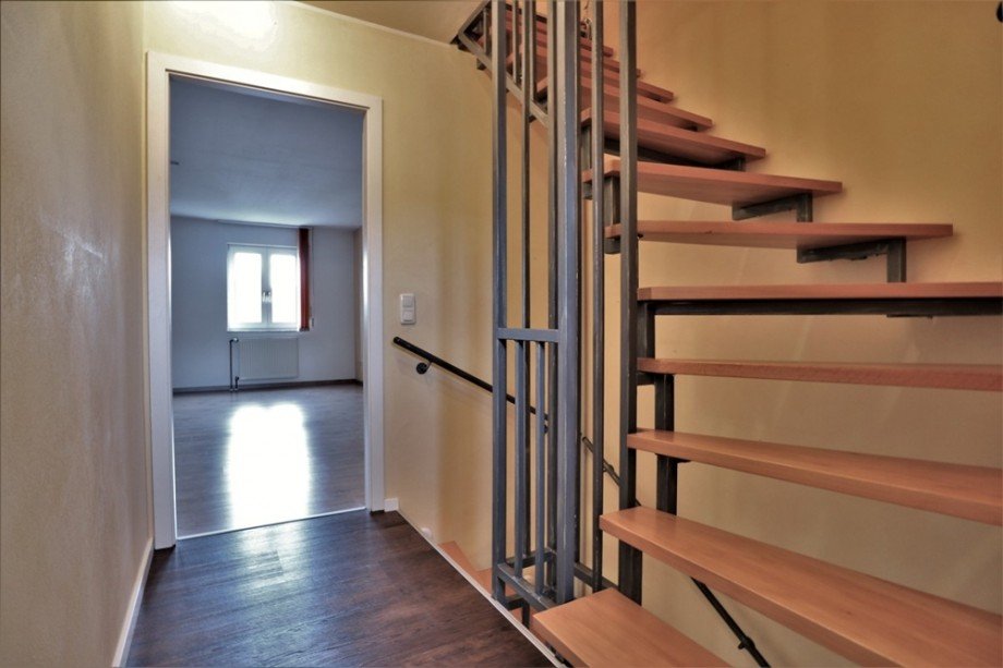 (11) Der Hausflur im ersten Obergeschoss Reihenmittelhaus Essen / Altenessen-Nord