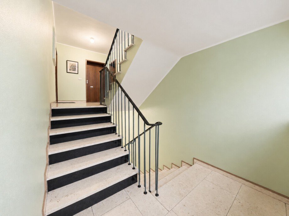 (5) Der Weg durch das Treppenhaus hinauf in das 1. Obergeschoss Etagenwohnung Gladbeck / Gladbeck-Brauck