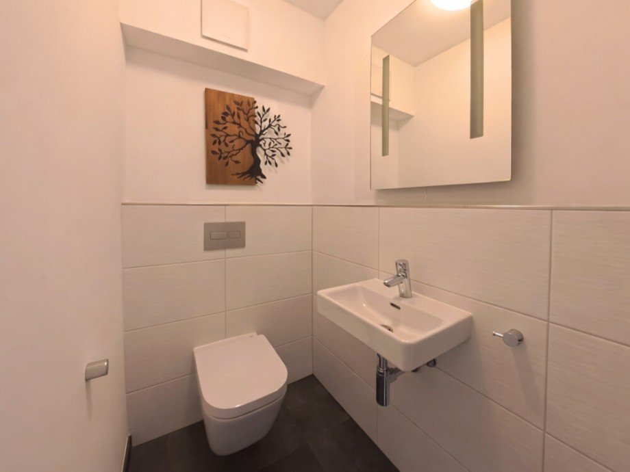 (9) Neben dem Badezimmer befindet sich das ebenfalls moderne G�ste WC Erdgeschosswohnung Bottrop / Fuhlenbrock