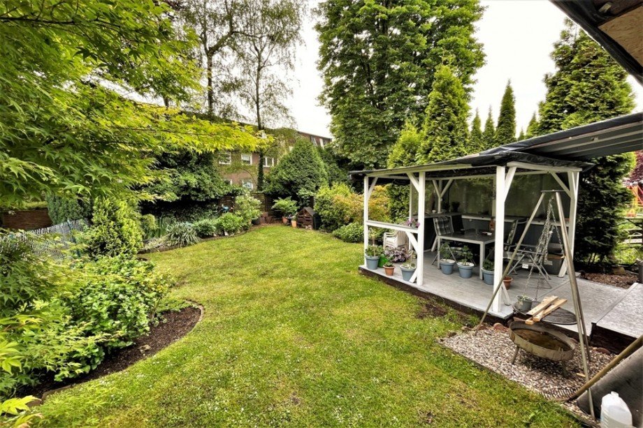 (7) Hier eine Impression aus einem der Mietwohnungen zugeh�rigen Gartenfl�chen Mehrfamilienhaus Bottrop / Batenbrock