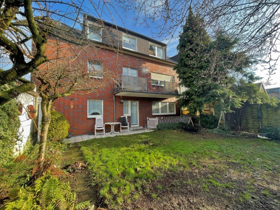 (20) Eine Geb�uder�ckansicht aus dem hintern Garten Mehrfamilienhaus Bottrop / Fuhlenbrock