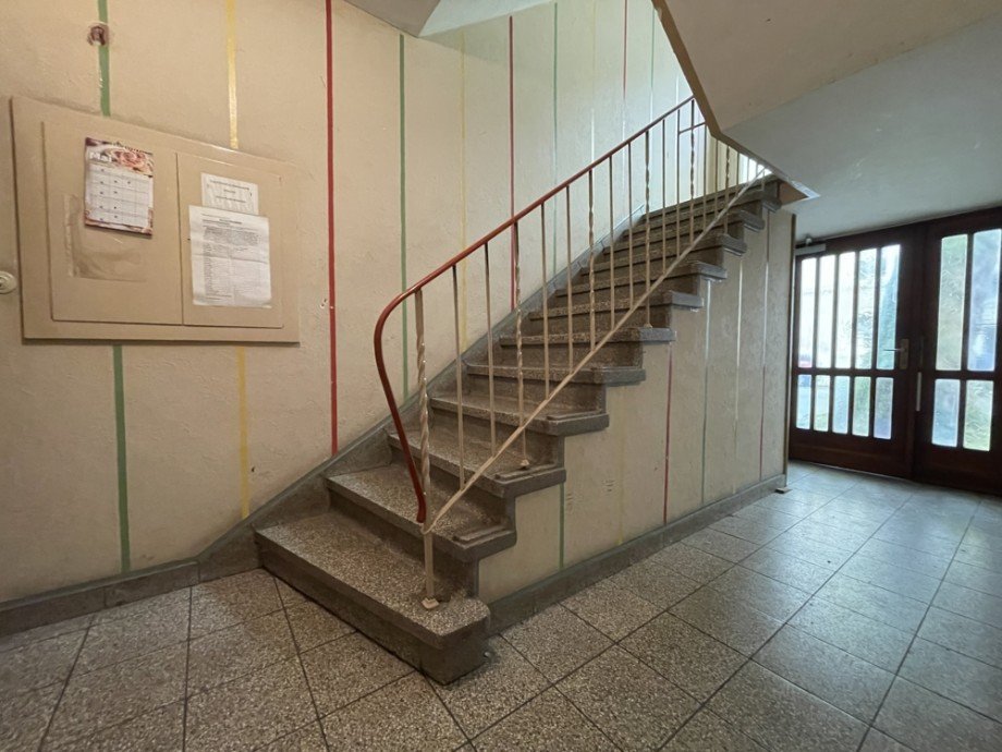 (4) Ein erster Eindruck aus dem gemeinschaftlichen Hausflur im Erdgeschoss Haus Gelsenkirchen / Bulmke-H�llen