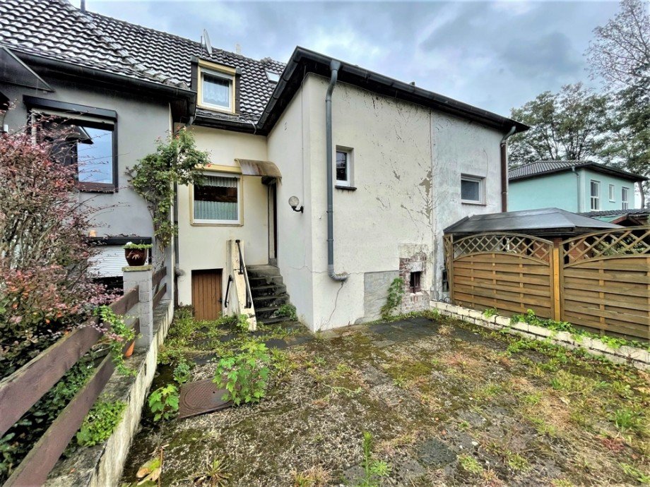 (12) Hier blicken wir auf die Terrassenfl�chen und auf den Anbaubereich im Erdgeschoss Reihenmittelhaus Oberhausen / Holten