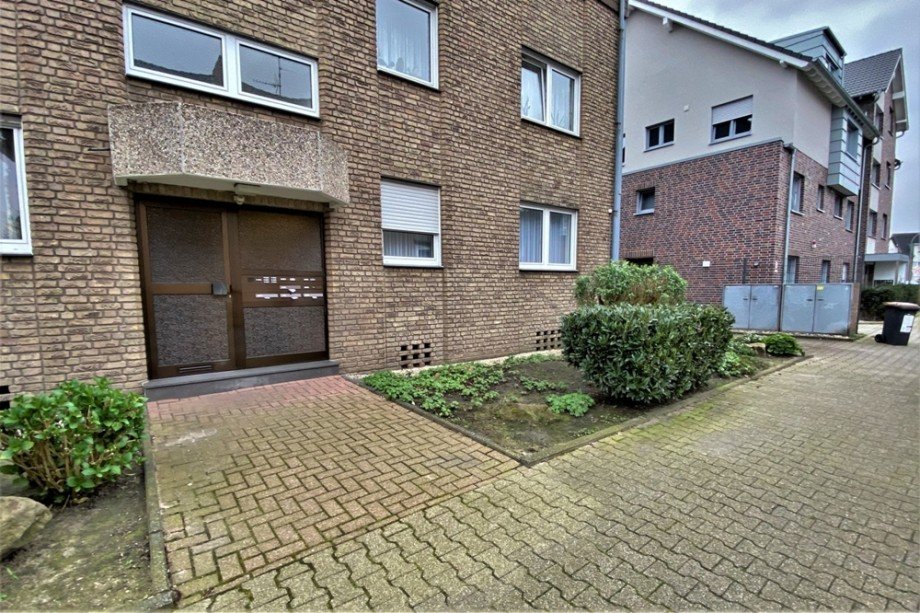 Der Hauseingangsbereich befindet sich neben der Zufahrt zum Garagenhof Etagenwohnung Bottrop / Stadtmitte