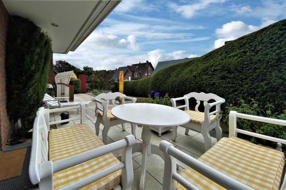 (36) Der Weg von der Terrasse in den weitl�ufigen Garten Zweifamilienhaus Bottrop / Eigen