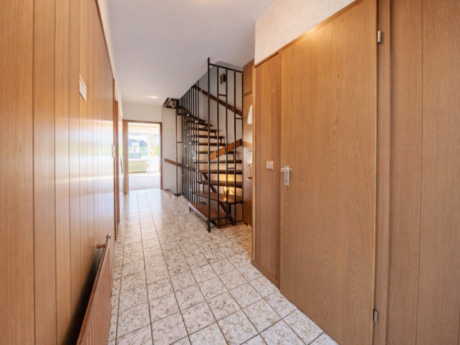 (4) Ein erster Einblick in den Hausflurbereich im Erdgeschoss Reihenmittelhaus Oberhausen / Tackenberg