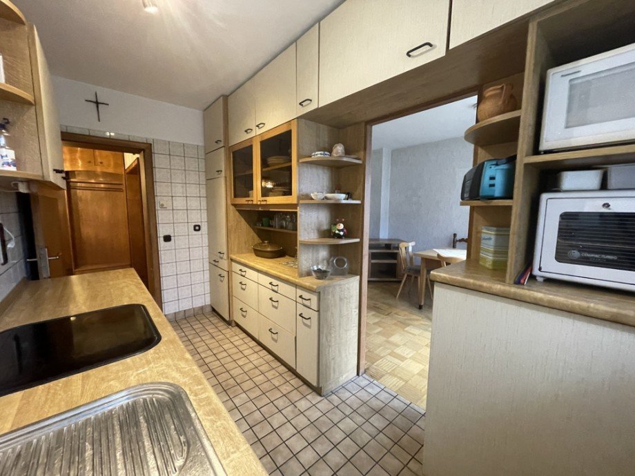 (15) Ein Blick in die ger�umige K�che Zweifamilienhaus Bottrop