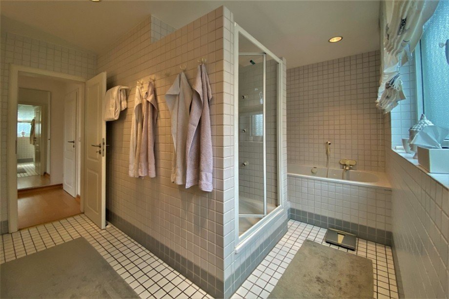 (18) Hier inklusive einer Dusche und einer Badewanne Zweifamilienhaus Bottrop / Eigen