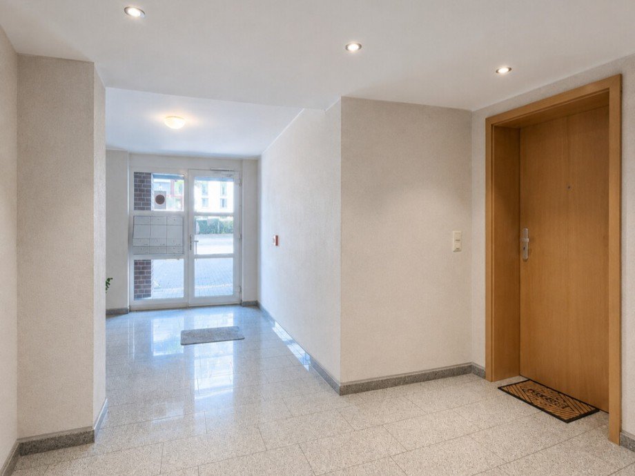 (3) Der Hauseingangsbereich im Geb�udeinneren mit Blick auf den Wohnungseingang Erdgeschosswohnung Bottrop / Stadtmitte