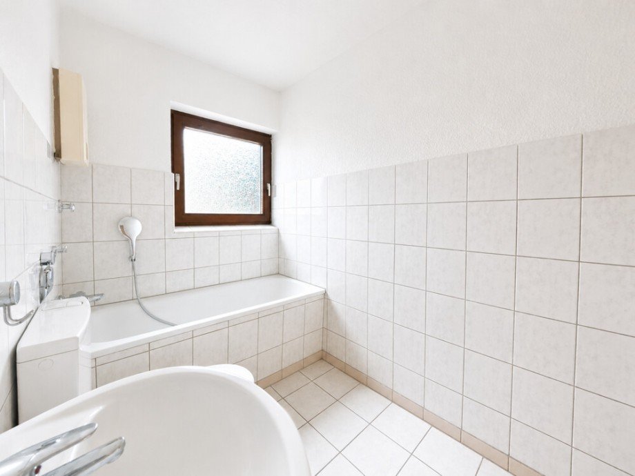 (14) Zentral im Wohnungsflur befindet sich auf der Giebelseite das Badezimmer Etagenwohnung Gladbeck / Gladbeck-Brauck