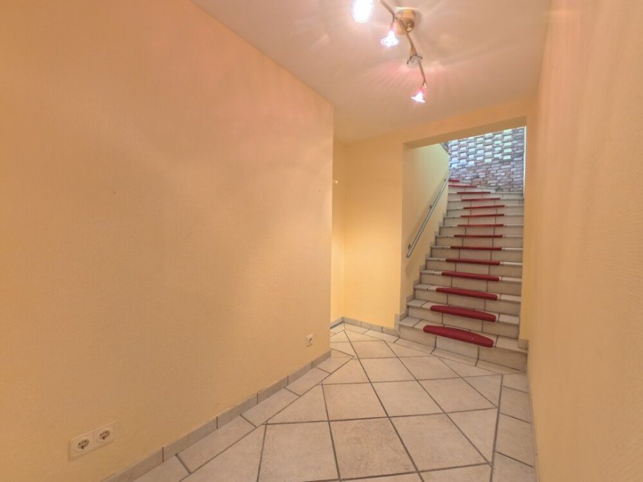 (37) �ber diesen Treppenaufgang erreichen Sie die Wohnung im Obergeschoss Einfamilienhaus Bottrop / Stadmitte