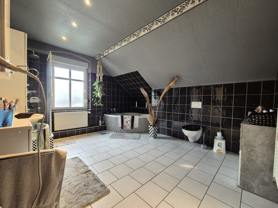 (18) Abschlie�end befindet sich auf dieser Etage ein gro�z�giges Badezimmer Doppelhaush�lfte Bottrop / Ebel