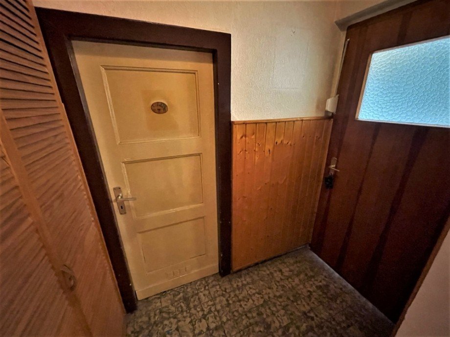 (8) �ber das Wohnzimmer erreichen wir diesen Flurbereich im Anbau Reihenmittelhaus Oberhausen / Holten