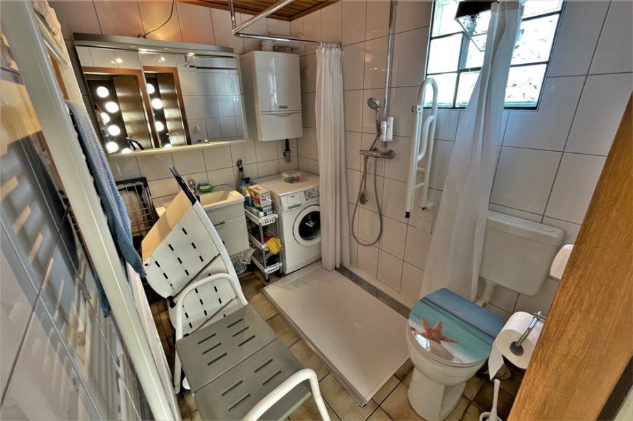 (12) Zur�ck im Erdgeschoss hier ein Blick in das Duschbadezimmer Einfamilienhaus Bottrop / Stadtmitte