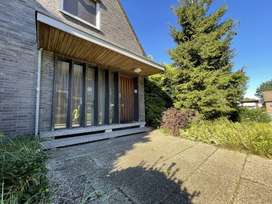 (3) Der gro�z�gige Hauseingangsbereich auf der Geb�udevorderseite Einfamilienhaus Bottrop / Fuhlenbrock