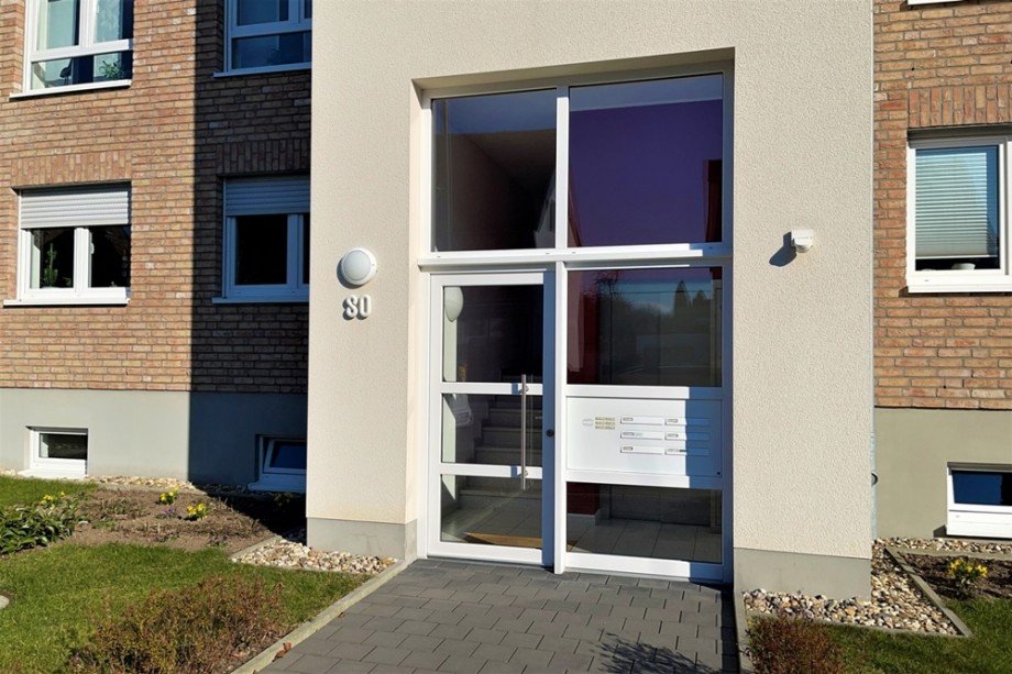 (2) Ein Blick auf den gemeinschaftlich genutzten Eingangsbereich im Erdgeschoss Etagenwohnung Bottrop / Grafenwald