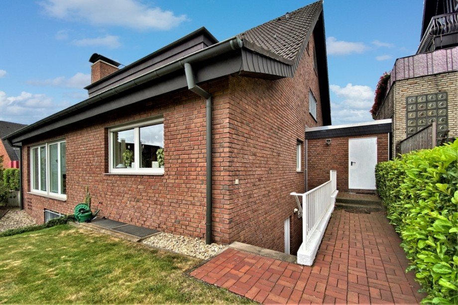 (39) Ein Blick auf den n�rdlichen Giebel mit Kellerabgang und Garagenzugang Zweifamilienhaus Bottrop / Eigen