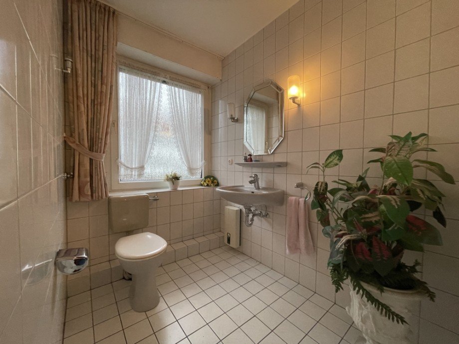 (10) Ebenfalls auf der Geb�udevorderseite befindet sich dieses G�ste WC Zweifamilienhaus Bottrop