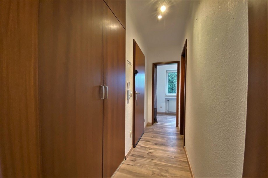 Der erste Blick in den Wohnungflur mit praktischem Abstellschrank Etagenwohnung Bottrop / Stadtmitte