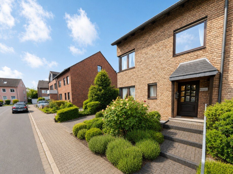 (2) Ein weiterer Blick auf die Geb�udefront Reihenendhaus Bottrop / Fuhlenbrock