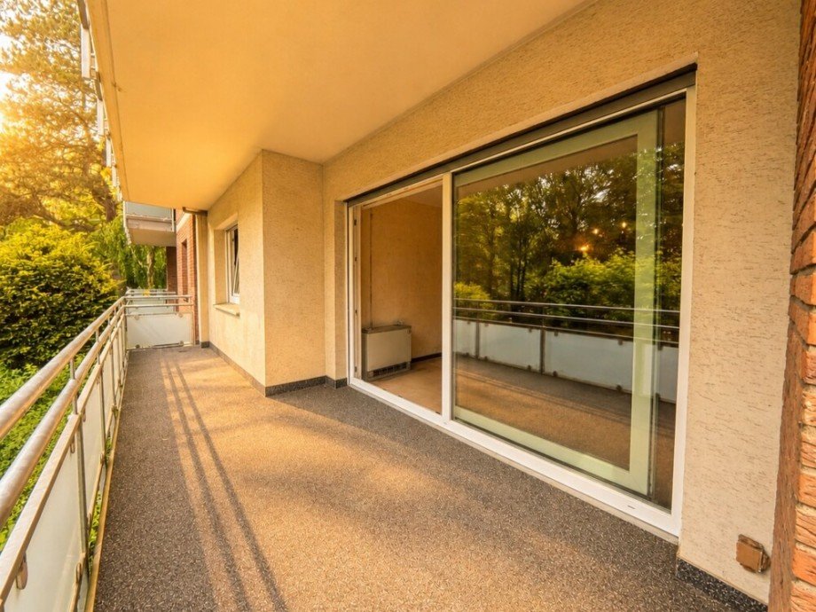 (12) Der Blick in Richtung Wohnraum mit gro�z�gigem Hebe-Schiebet�relement Erdgeschosswohnung Bottrop / Stadtmitte