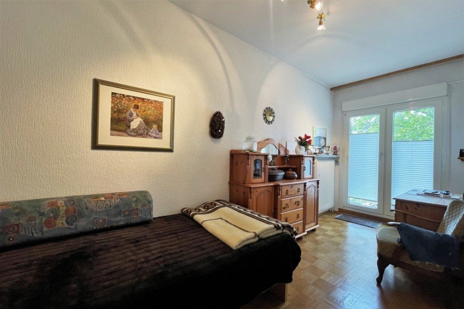 (32) Hier sehen Sie das gem�tliche Schlafzimmer im Obergeschoss mit Zugang zum Balkon Mehrfamilienhaus Bottrop / Eigen