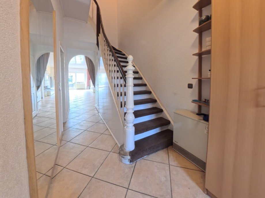 (4) Der erste Einblick in den Hausflur im Erdgeschoss Reihenmittelhaus Bottrop / Fuhlenbrock