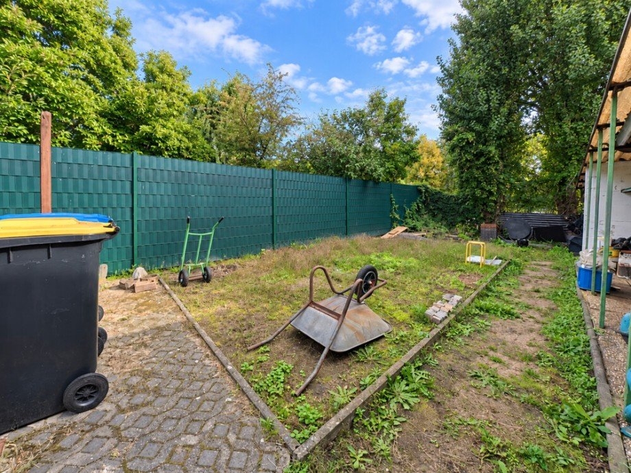 (26) Der Blick in Richtung der Grundst�cksgrenze Reihenmittelhaus Bottrop / Welheim