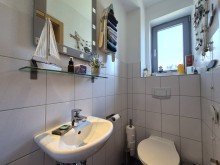 (5) Unmittelbar neben dem Hauseingang befindet sich ein praktisches G�ste-WC *VERKAUFT*