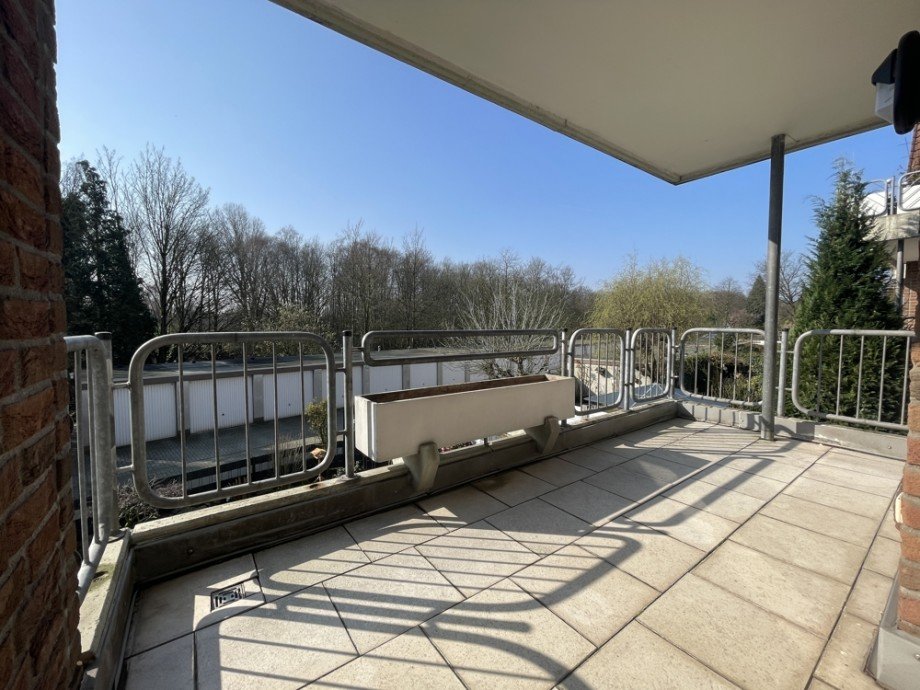 (15) Eine erste Impression vom �berdachten Balkon Etagenwohnung Bottrop / Fuhlenbrock