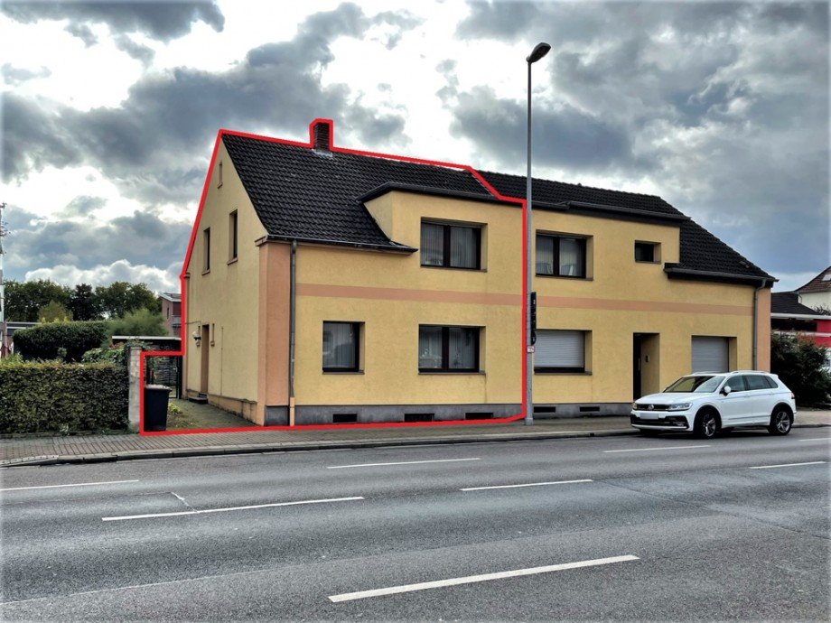 (2) Eine Stra�enansicht der Immobilie mit Blick auf den Hauseingangsbereich Doppelhaush�lfte Bottrop / Eigen