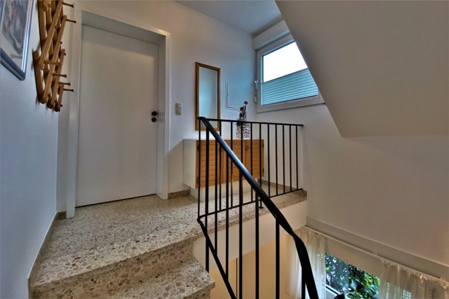 (24) Die Einliegerwohnung ist durch ein separates Treppenhaus zu erreichen Zweifamilienhaus Bottrop / Eigen