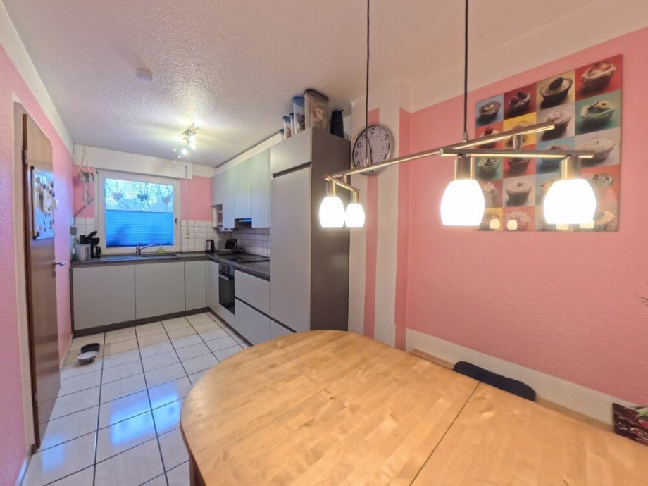 (7) Gegen�berliegend des Garderobenbereiches betreten wir die ger�umige K�che Reihenmittelhaus Bottrop / Welheim