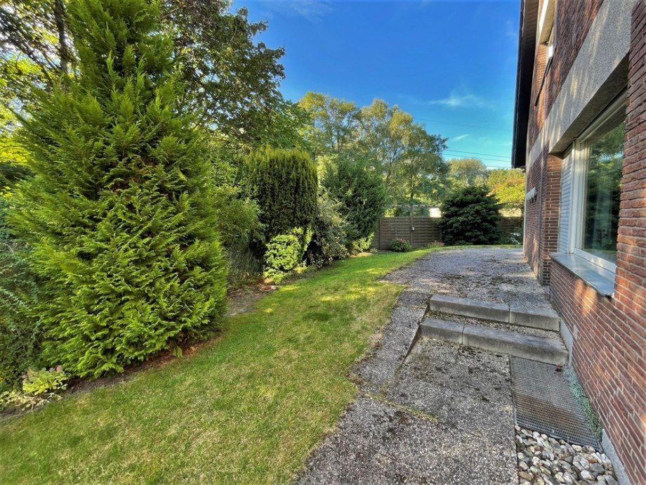 (15) Eine weitere Grundst�cksimpression mit Blick von der Giebelseite in die Gartenfl�chen Doppelhaush�lfte Bottrop / Stadtmitte