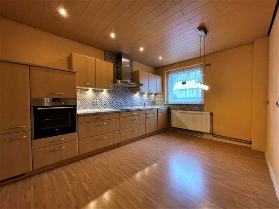 (4) Im Erdgeschoss rechtsseitig gelegen befindet sich die ger�umige K�che Reihenmittelhaus Oberhausen / Holten