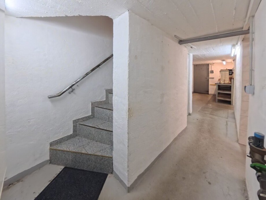 (26) Hier ein erster Eindruck aus dem Kellerflur am Treppenabgang Reihenmittelhaus Bottrop / Batenbrock