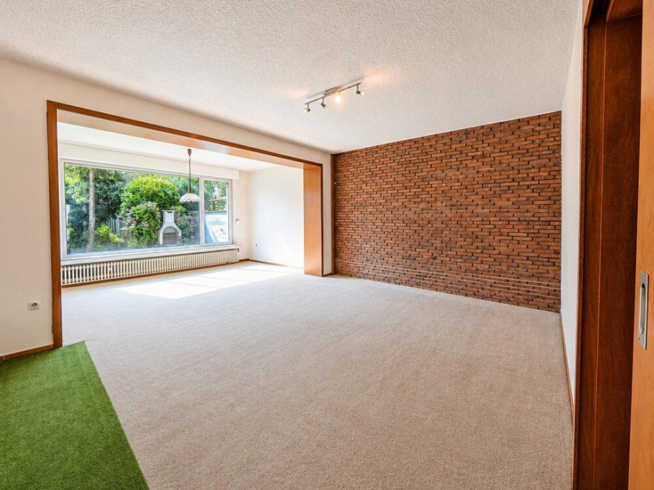 (9) Hier ein erster Blick in das Wohnzimmer mit Anbaubereich in Richtung des Gartens Reihenmittelhaus Bottrop / Batenbrock