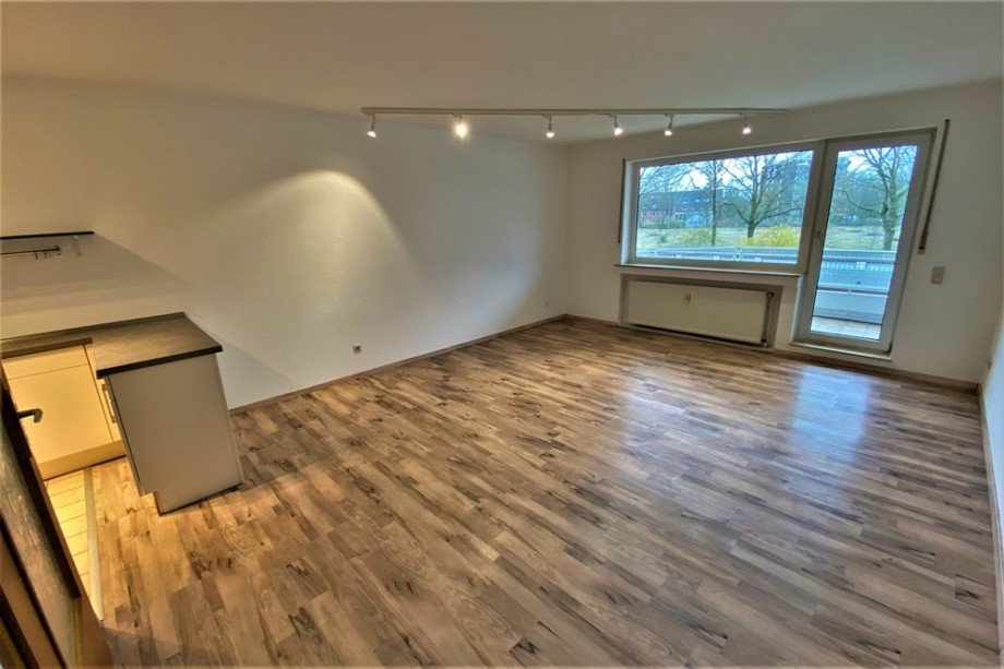 Ein erster Blick in den gro�z�gigen Wohnraum mit Balkonzugang Etagenwohnung Bottrop / Stadtmitte