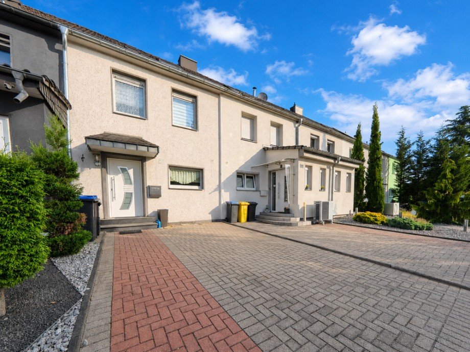 (2) Ein Blick auf die Geb�udevorderseite Reihenmittelhaus Bottrop / Batenbrock